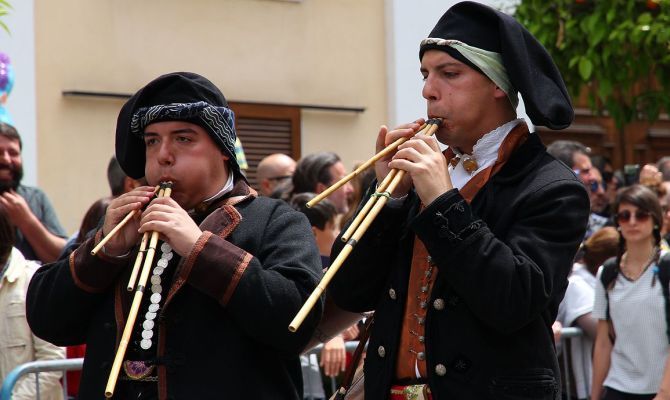 launeddas strumenti musicali festa popolare processione