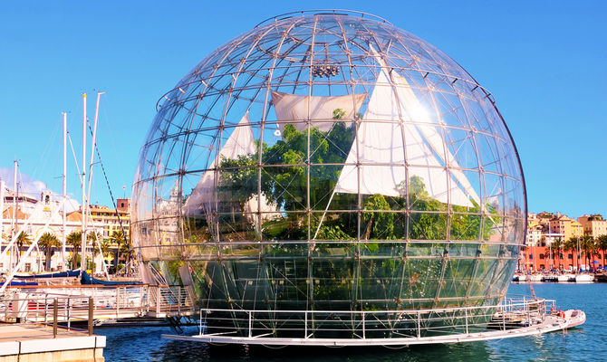 La  biosfera di Renzo Piano è collocata sul mare affianco all'Acquario di Genova e ospita al suo interno un giardino tropicale | Foto: maudanros / Shutterstock.com