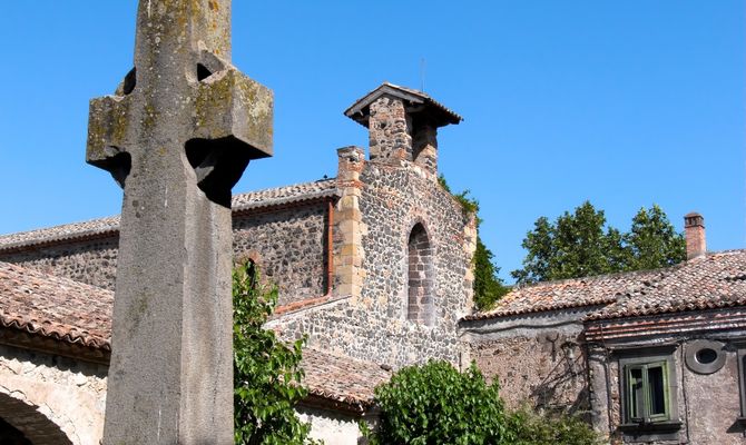 Croce celtica e campanile della chiesa del Castello dell'ammiraglio Orazio Nelson, Maniace | Foto: ollirg