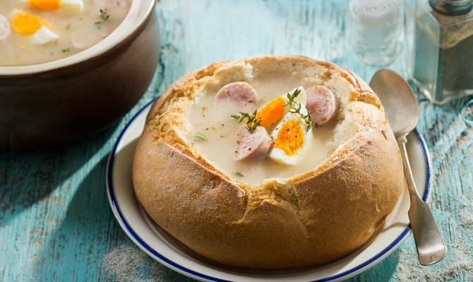 piatto tipico Polonia, minestra, uova, pane, salsiccia