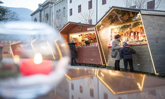 Merano: bancarelle lungo il fiume