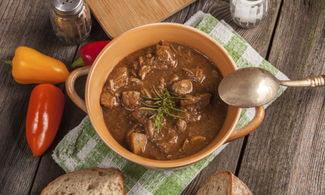 zuppa ungherse a se di carne e paprika<br>
