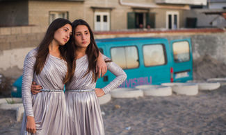 Le Indivisibili di De Angelis e la bellezza passata di Castel Volturno