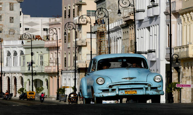 In auto lungo il Malecon di L'Avana, Cuba