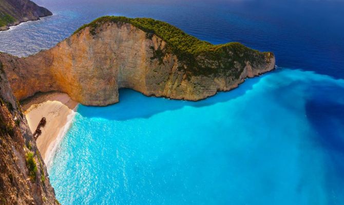 Grecia - Panorama della spiaggia di Navagio
