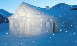 Livigno, risveglio incantato nello chalet di ghiaccio