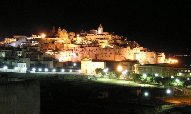 Panorama notturno di Ostuni