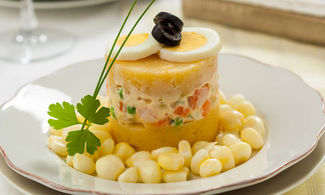 Causa Rellena, il tortino peruviano ripieno di colori