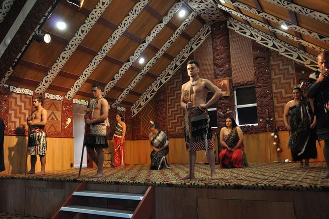 7. Rotorua Maori Hangi cena e performance