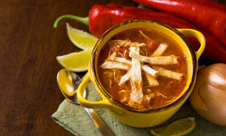 zuppa messicana a base di verdure e tortillas