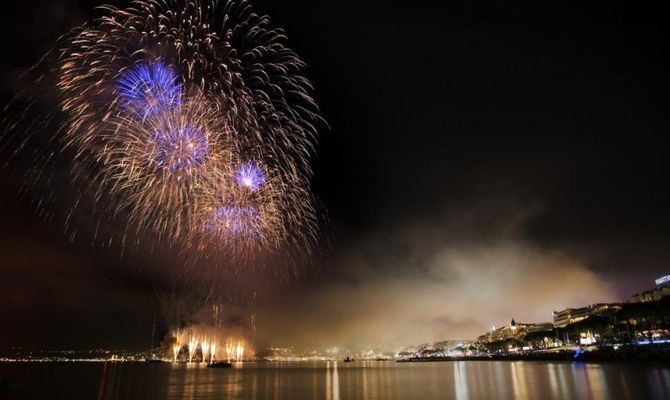 Cannes fuochi d'artificio sull'acqua