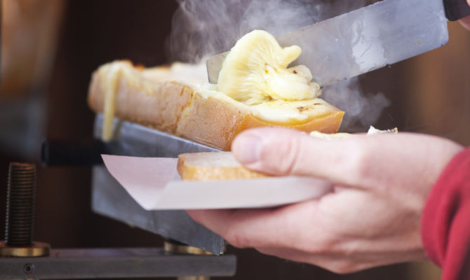 Raclette, in Svizzera il formaggio si fonde con il piatto