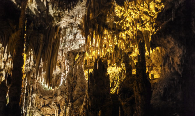 grotta castellana stalattiti stalagmiti caverna antro rocce
