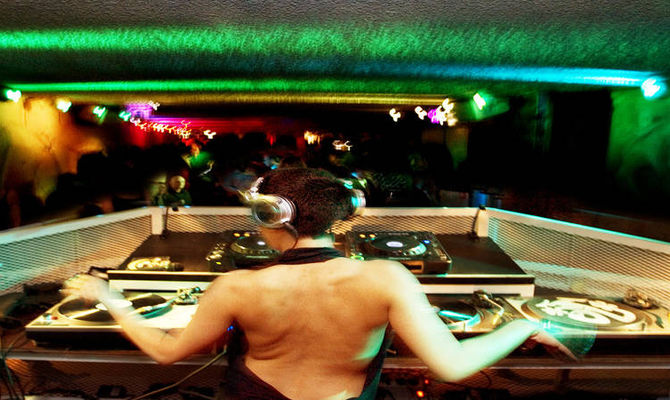 Una DJ della nightlife di Rotterdam