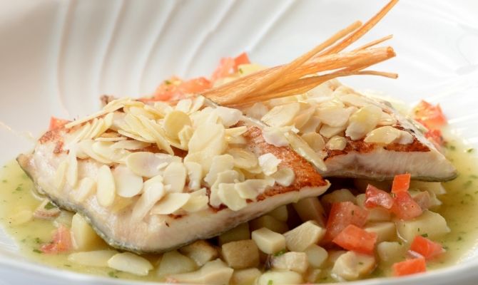 Salmerino con porcini, patate e mandorle