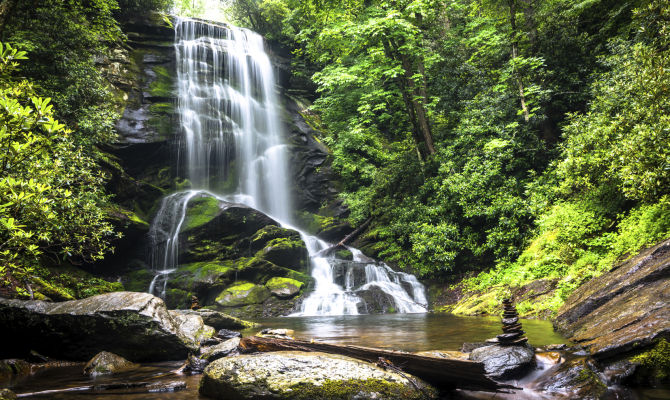 cascata acqua rocce bosco alberi natura