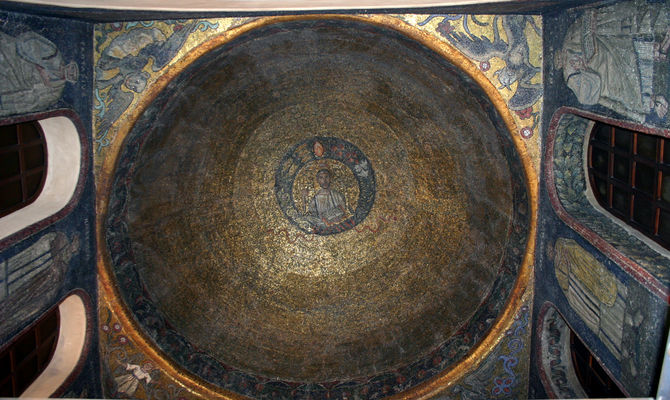 La cupola della cappella di San Vittore in ciel d'oro nella Basilica di Sant'Ambrogio a Milano, L'edificio risale al IV secolo d.C., il mosaico alla seconda metà del secolo V, Al centro San Vittore | Foto: Giovanni Dall'Orto 2007