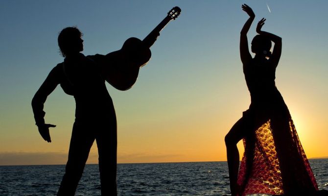 Ballerini di flamenco davanti al mare di Maiorca