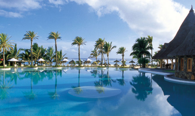 Beau Rivage hotel, piscina con palme