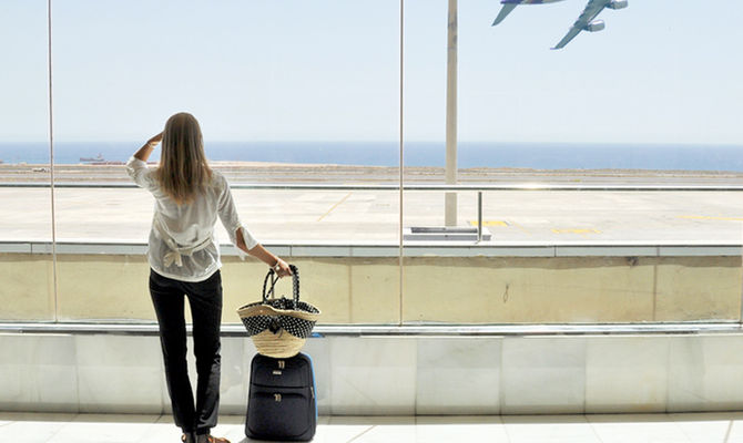 Donna in aeroporto