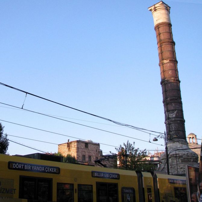 Istanbul tram a Cemberlitas con colonna bruciata