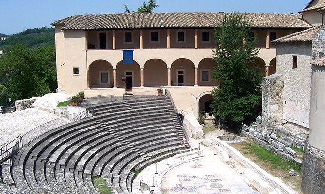 Spoleto, Teatro Romano (Di Geobia - Opera propria, CC BY-SA 3.0, https://commons.wikimedia.org/w/index.php?curid=20162085)