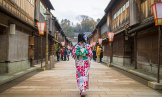 Giappone, una bella ninfa tra le rovine di Ishikawa