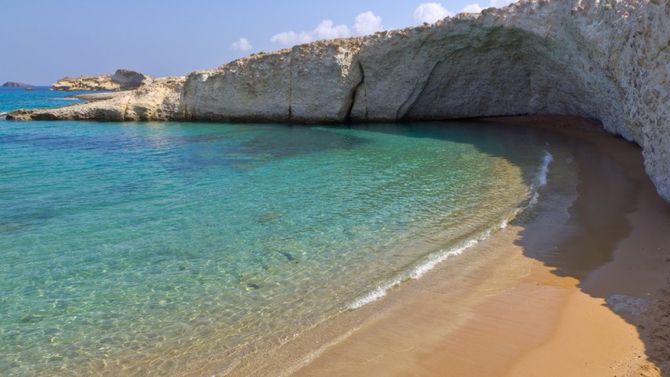 Alogomantra Beach; Milos