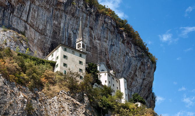 Spiazzi, veduta del Santuario Madonna della Corona