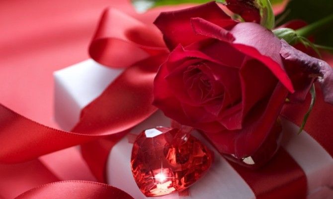 Rosa rossa e regalo per San Valentino