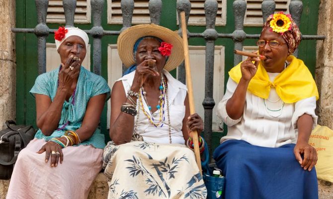 Donne cubane con sigaro