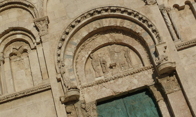 Particolare della facciata del Duomo di Termoli<br>