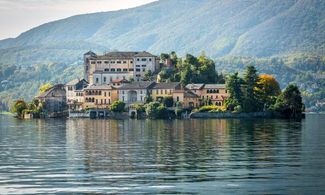 Orta San Giulio, passeggiata romantica vista lago