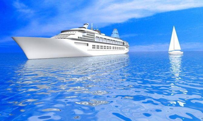Nave da crociera e barca a vela nel mare