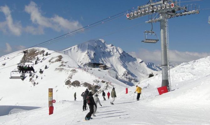 Francia, neve e sciatori sulle piste di Portes du Soleil