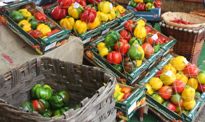 peperoni fruttivendolo mercato cassette ortaggi verdura