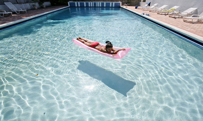 In piscina nel Tropics Hostel, Miami