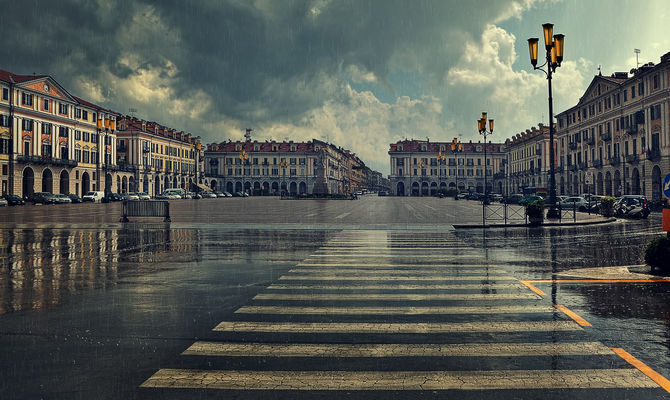 Piazza Galimberti con la pioggia