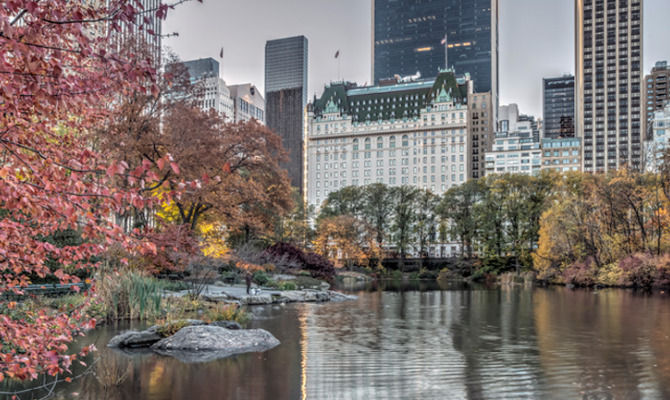 Plaza hotel in autunno