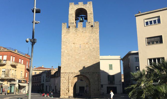 Piazza Roma con la Torre di Mariano