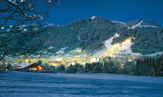 Panorama notturno di Kitzbühel