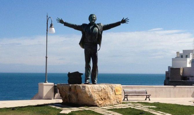 Statua di Modugno a Polignano