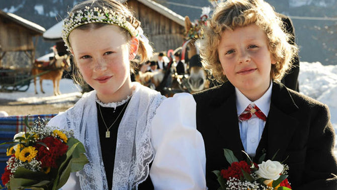 bimbi con costumi tradizionali