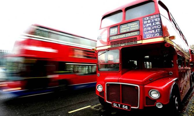 Londra, i tipici red bus a due piani