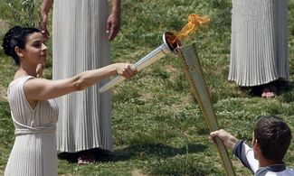 Accesa la fiamma olimpica, Londra si avvicina