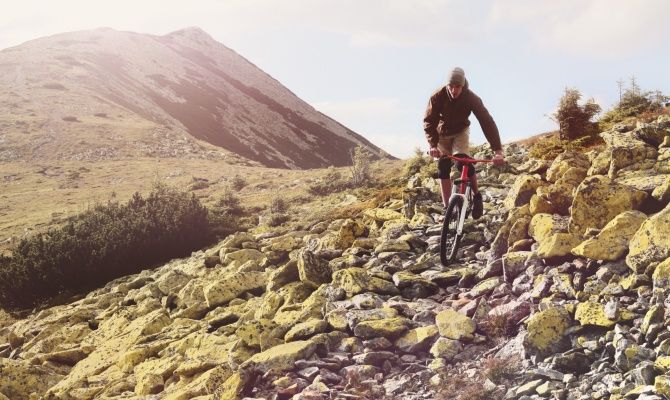 Un ragazzo in Mountain Bike