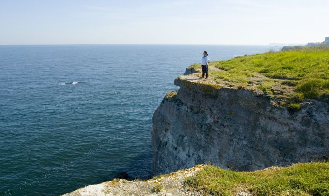 scogli mare persona panorama passeggiata affacciarsi