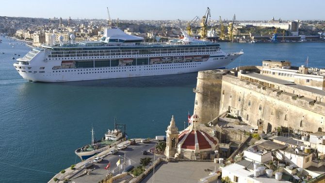 Nave da crociera che entra nel porto