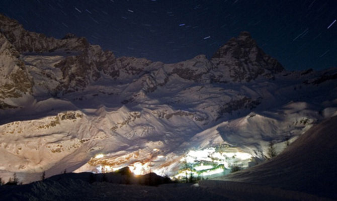 Breuil-Cervinia illuminata di notte