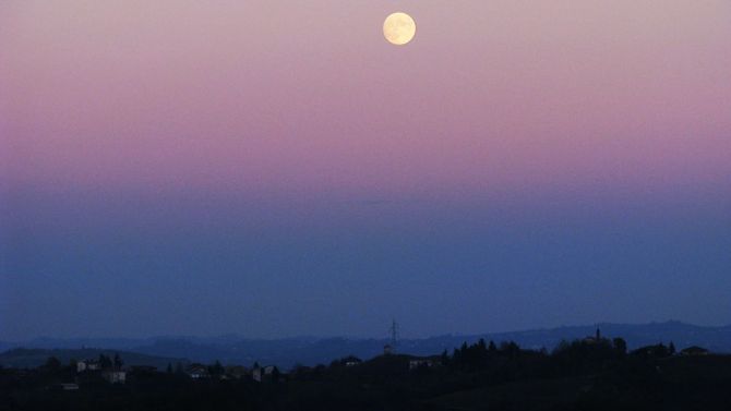 Luna che sorge nelle Langhe